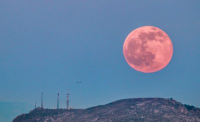 Наблюдаваме Розова Луна, ето какво се крие зад явлението