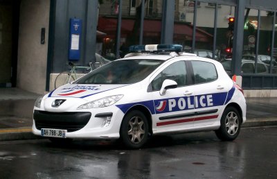 8-годишно дете заплашило с два ножа учителката си и полицаи във Франция