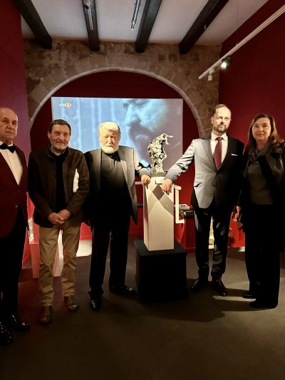 Истински фурор предизвика представителната изложба на Вежди Рашидов и Захари
