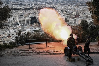 Гърция отбелязва националния си празник с военен парад в Атина