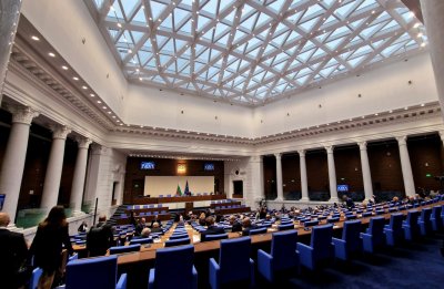 Народното събрание възложи на министъра на финансите до 31 март