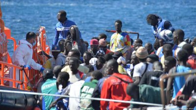 Испанската брегова охрана спаси 124 мигранти включително малки деца и