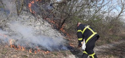 Пожар гори между селата Кипра и Повеляново съобщи кметът на