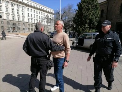 Инцидент пред вратите на президентството на Дондуков 2 Мъж се