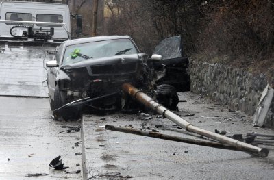 Заради закачени кабели от камион: Елстълб се стовари върху кола край Павликени