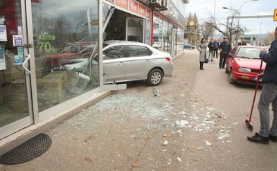 Шофьорът, врязал се в аптека в Пловдив, е карал с превишена скорост