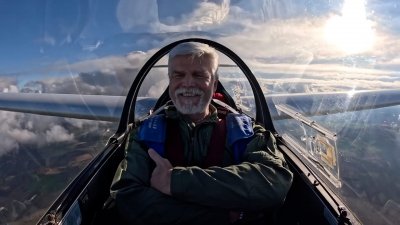 Чешкият президент показа как лети със самолет