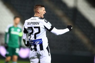 Капитанът на националния ни отбор по футбол Кирил Десподов стяга
