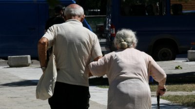 През 2027 а година делът на хората на възраст над 65