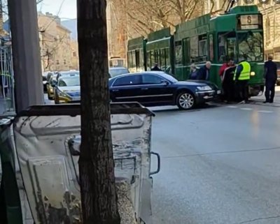 Кола се е блъснала в трамвай на бул Христо Ботев