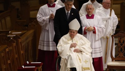 Папа Франциск ръководи службата на Разпети петък в базиликата Свети Петър преди