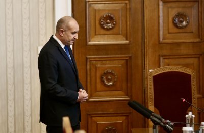 Петъчни совалки: Радев продължава "кастинга" за кандидат-премиер