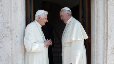 Папа Франциск намерил съюзник в лицето на своя предшественик Бенедикт