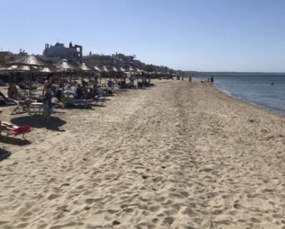 В Гърция вече са на плаж - ама по новите правила