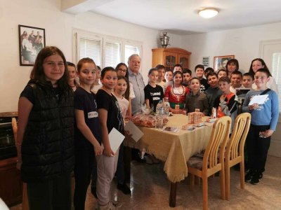 Георги Иванов, но космонавтът, посрещна четвъртокласници в родния си дом