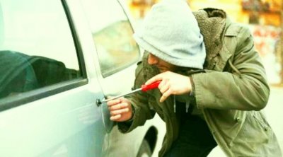Задържаха 17-годишен, отнел две коли и катастрофирал с тях