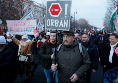 Десетки хиляди хора протестираха днес срещу правителството на Виктор Орбан