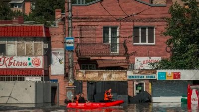 Евакуираха 700 души от руския град Орск заради наводнение (ВИДЕО)