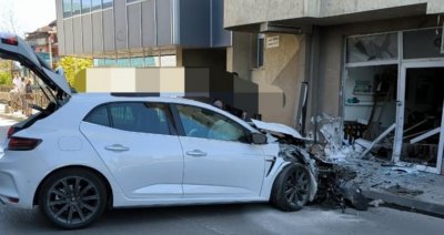 Лек автомобил се разби във витрина на фризьорски салон съобщи