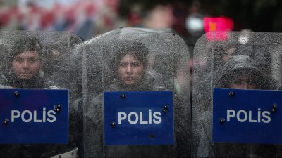 Турската полиция е задържала 89 души в редица източни и