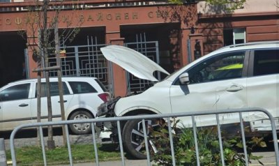 Дипломатическа кола отнесе ограда пред Софийския районен съд 
