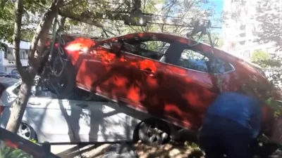 Възрастна жена приземи автомобила си върху друг при опит да
