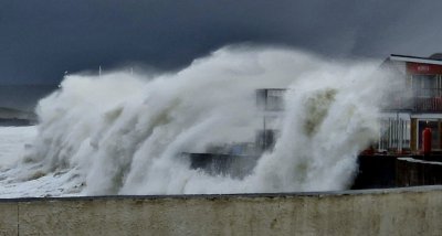 Ураганни ветрове и вълни с големината на цунами удариха бреговете