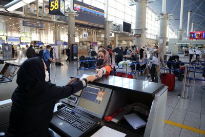 Иранските летища включително двете в Техеран възобновиха дейността си Тя
