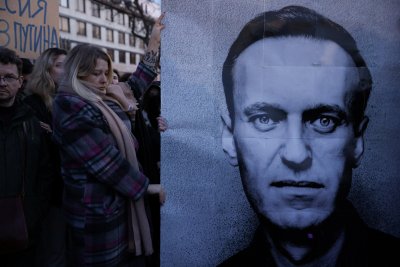 Алексей Навални е бил здраво вързан за ръцете и краката четири