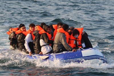 Гърция извади телата на трима непълнолетни и спаси 19 мигранти след като