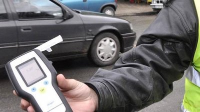 Задържаха пиян шофьор, возел детето си в колата