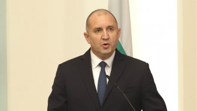 Радев ще удостои с почетния знак на президента военни пилоти