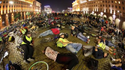 Колоездачите излязоха на протест