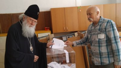 Патриарх Неофит гласува за кмет на София