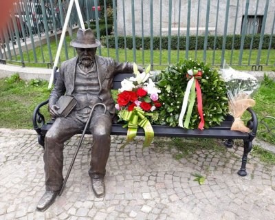 Пенчо Славейков на бронзова пейка и в Милано