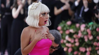 Камериерка пусна на търг рокля на Лейди Гага за $8 000