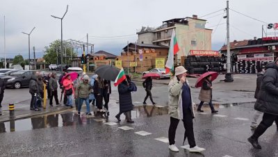 Протестиращи запушиха входа на София, искат канализация (ВИДЕО)