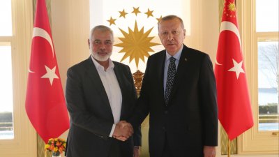 Турският президент Реджеп Ердоган прие днес в двореца Долмабахче в Истанбул политическия