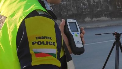 Пипнаха мъртвопиян зад волана на кола без номера, иззеха му я