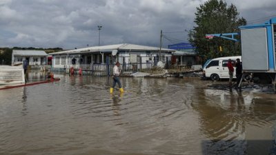 Поройни дъждове предизвикаха наводнения в турския пристанищен град Чанаккале Гръмотевичните