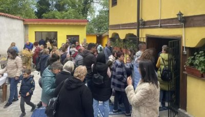 Вярващи на опашка за иконата на Мадоната в "Успение Богородично" в Асеновград