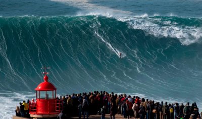 28,57 метра: Сърфист „яхна“ гигантска вълна