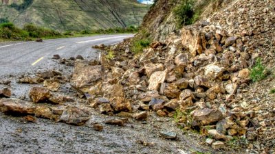 Временно е ограничено движението по пътя Белово – Юндола заради паднала на пътя скална маса