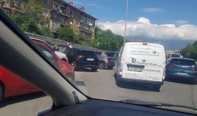 Верижна катастрофа спря движението край Румънското посолство в София