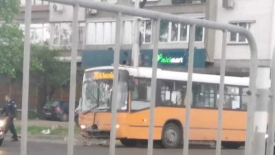 София в дъжда: Бетоновоз удари автобус, младеж с кола влетя в забавачка
