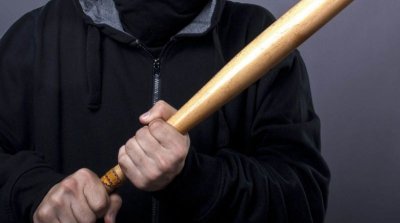 Маскиран нападна мъж с бухалка и го обра в дома му в Добрич