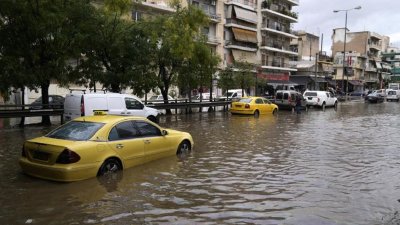 Силен циклон и порои удариха Гърция Наводнени са  къщи и