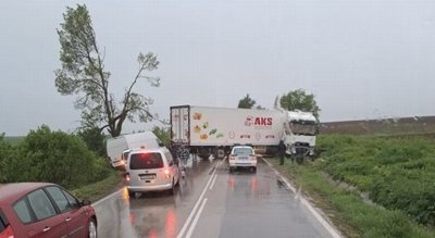 Тир препречи пътя Варна - Стожер, движението е спряно