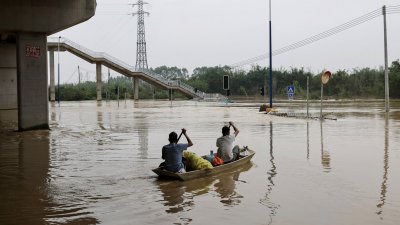 Над 110 хиляди евакуирани при наводнения в Китай