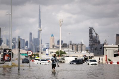 Дубай се съвзема след потопа
